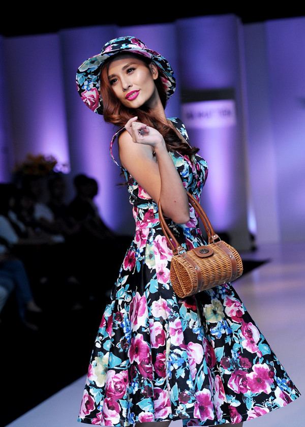 Người mẫu Kim Minh hóa cô tiểu thư đáng yêu khi trình diễn bộ sưu tập 'Thời thơ ngây' của nhà thiết kế Hà Nhật Tiến trong chương trình 'Thời trang và cuộc sống' tối 18/2 tại TP HCM. Những mẫu trang phục với họa tiết vải in hoa gợi nhớ vẻ đẹp cổ điển của người phụ nữ những năm cuối thập niên 50, đầu 60 - một trong những thời kỳ vàng son của thời trang Việt. Người mẫu Kim Minh hóa cô tiểu thư đáng yêu khi trình diễn bộ sưu tập 'Thời thơ ngây' của nhà thiết kế Hà Nhật Tiến trong chương trình 'Thời trang và cuộc sống' tối 18/2 tại TP HCM. Những mẫu trang phục với họa tiết vải in hoa gợi nhớ vẻ đẹp cổ điển của người phụ nữ những năm cuối thập niên 50, đầu 60 - một trong những thời kỳ vàng son của thời trang Việt.