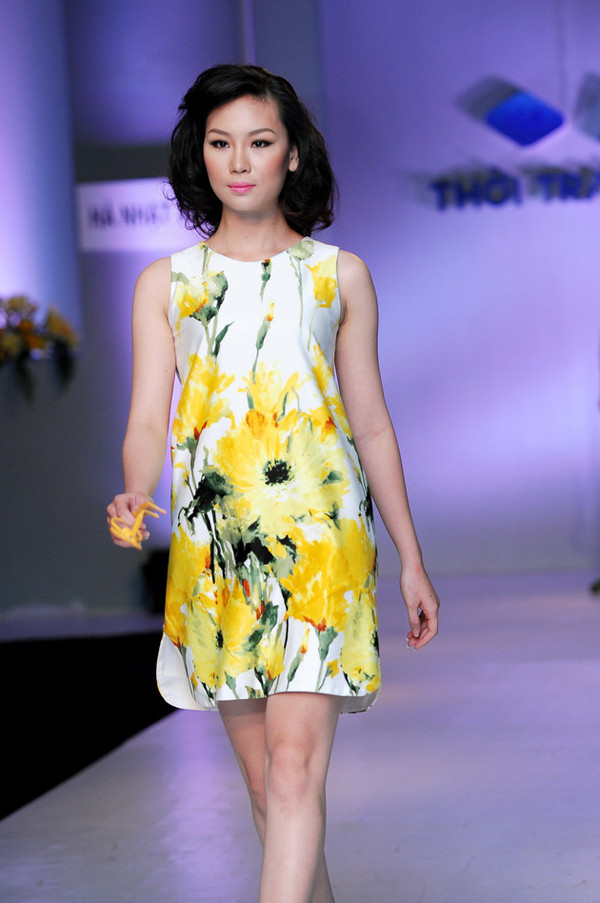 Phạm Thùy Linh nhẹ nhàng, giản dị trong trang phục đầm suôn dạo phố. Đây là kiểu dáng mà các bạn gái có vóc dáng mũm mĩm có thể tự tin chọn lựa cho mình. Phạm Thùy Linh nhẹ nhàng, giản dị trong trang phục đầm suôn dạo phố. Đây là kiểu dáng mà các bạn gái có vóc dáng mũm mĩm có thể tự tin chọn lựa cho mình.