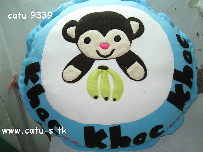 Gối tròn có hình khỉ cute, nải chuối ngộ nghĩnh, chú khỉ dễ thương, chắc chắn bé sẽ ngủ rất ngoan. Gối tròn có hình khỉ cute, nải chuối ngộ nghĩnh, chú khỉ dễ thương, chắc chắn bé sẽ ngủ rất ngoan.