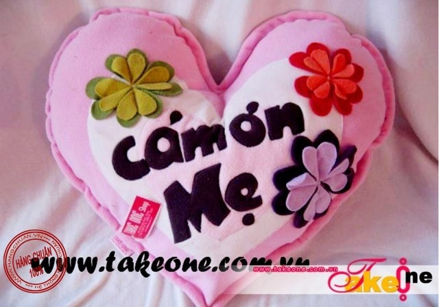 Một chiếc gối xinh, có dòng chữ thật ý nghĩa "cám ơn mẹ". Thông điệp nhắc nhở bé hãy luôn nhớ đến tình thương và công sức của Mẹ. Một chiếc gối xinh, có dòng chữ thật ý nghĩa "cám ơn mẹ". Thông điệp nhắc nhở bé hãy luôn nhớ đến tình thương và công sức của Mẹ.