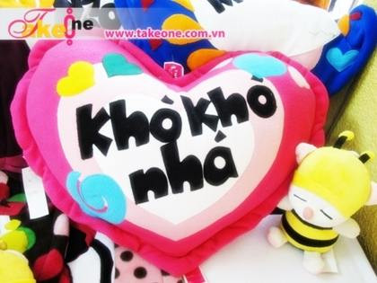 Như vậy, ngoài việc lo cho chế dộ dinh dưỡng của bé hằng ngày thì cha mẹ cũng cần chú ý đến việc lo cho cuộc sống tinh thần của con, bởi trẻ rất nhạy cảm, nếu đã yêu chiếc gối bạn gấu rồi thì sẽ không chần chừ gì mà không đi ngủ sớm với bạn cả. Tuy nhiên, vì là gối yêu nên bé cũng hay ôm ấp khi chơi, khi ăn, nên các mẹ nên thường xuyên giặt sạch và phơi gối thơm tho để cho bé có một chiếc gối thật hoàn hảo lúc đi ngủ nhé. Gối ếch xanh cho bé trai. Như vậy, ngoài việc lo cho chế dộ dinh dưỡng của bé hằng ngày thì cha mẹ cũng cần chú ý đến việc lo cho cuộc sống tinh thần của con, bởi trẻ rất nhạy cảm, nếu đã yêu chiếc gối bạn gấu rồi thì sẽ không chần chừ gì mà không đi ngủ sớm với bạn cả. Tuy nhiên, vì là gối yêu nên bé cũng hay ôm ấp khi chơi, khi ăn, nên các mẹ nên thường xuyên giặt sạch và phơi gối thơm tho để cho bé có một chiếc gối thật hoàn hảo lúc đi ngủ nhé. Gối ếch xanh cho bé trai.