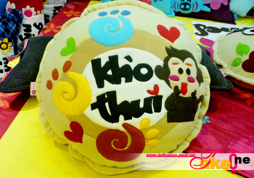 Sức khỏe của trẻ phụ thuộc rất nhiều vào giấc ngủ, chăm sóc giấc ngủ cho trẻ cũng là một trách nhiệm khá nặng nề cho các bà mẹ. Bởi nhiều trẻ thường đi ngủ muộn, có trẻ lại chỉ ngủ khi nằm đúng một vị trí bé yêu thích, có khi là phải đúng chiếc gối gấu của bé cơ, vậy mẹ hãy cố gắng nắm bắt tâm lí của bé để cho bé một giấc ngủ ngon nhé. Hình mặt khỉ yêu yêu, dòng chữ ngộ nghĩnh "khò thui", con yêu. Sức khỏe của trẻ phụ thuộc rất nhiều vào giấc ngủ, chăm sóc giấc ngủ cho trẻ cũng là một trách nhiệm khá nặng nề cho các bà mẹ. Bởi nhiều trẻ thường đi ngủ muộn, có trẻ lại chỉ ngủ khi nằm đúng một vị trí bé yêu thích, có khi là phải đúng chiếc gối gấu của bé cơ, vậy mẹ hãy cố gắng nắm bắt tâm lí của bé để cho bé một giấc ngủ ngon nhé. Hình mặt khỉ yêu yêu, dòng chữ ngộ nghĩnh "khò thui", con yêu.