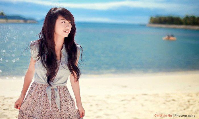 Nắng vàng, biển xanh và em. Nắng vàng, biển xanh và em.