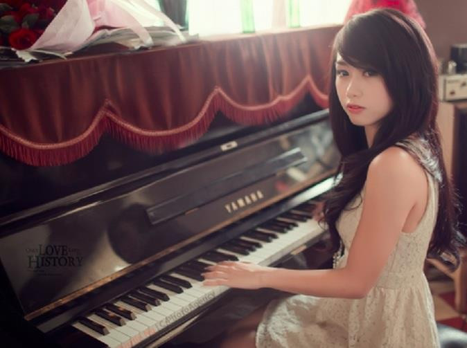 Thiếu nữ bên cây đàn piano, ngón tay lướt nhẹ phím đàn, nhưng tâm hồn nàng đang phiêu lãng nơi đâu? Thiếu nữ bên cây đàn piano, ngón tay lướt nhẹ phím đàn, nhưng tâm hồn nàng đang phiêu lãng nơi đâu?