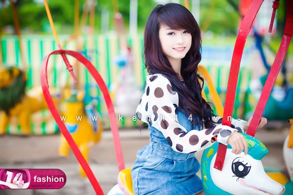 Trở về với style trang phục thường ngày, cô nàng thể hiện sự trẻ trung, nhí nhảnh, đáng yêu lạ. Trở về với style trang phục thường ngày, cô nàng thể hiện sự trẻ trung, nhí nhảnh, đáng yêu lạ.