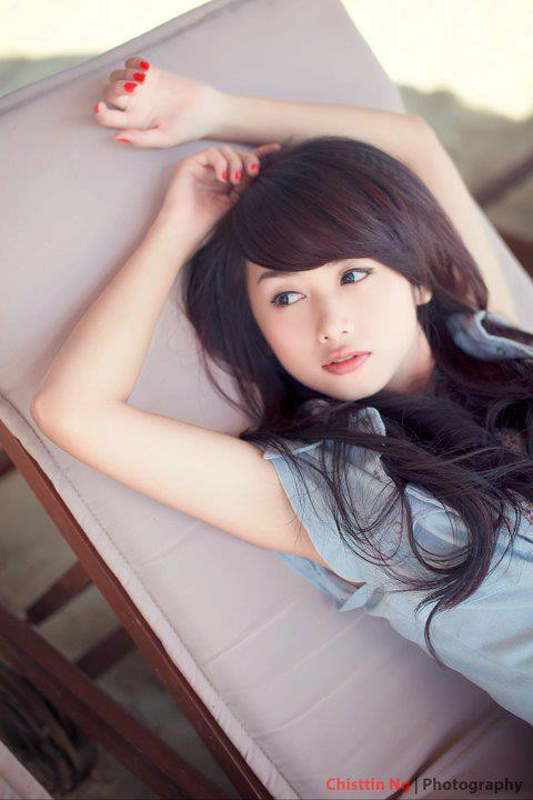 Gương mặt nhìn nghiêng lộ rõ các đường nét thanh tú, vô cùng xinh đẹp.. Gương mặt nhìn nghiêng lộ rõ các đường nét thanh tú, vô cùng xinh đẹp..