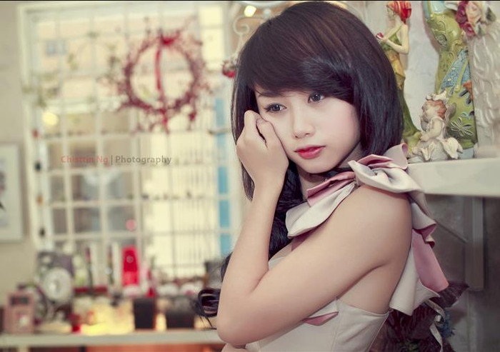 Trang điểm với tông hồng kẹo ngọt, đôi mắt mơ màng như lơ đãng, tạo cảm giác phiêu du, rất đáng yêu. Trang điểm với tông hồng kẹo ngọt, đôi mắt mơ màng như lơ đãng, tạo cảm giác phiêu du, rất đáng yêu.