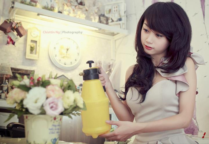 Khung cảnh lãng mạn, đậm chất thơ. Tuy nhiên, thần thái trên gương mặt của cô nàng lại không phù hợp. Khung cảnh lãng mạn, đậm chất thơ. Tuy nhiên, thần thái trên gương mặt của cô nàng lại không phù hợp.