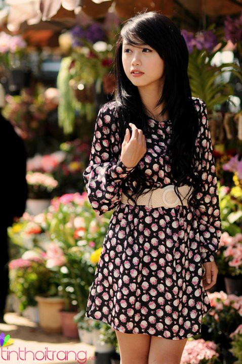Một chút bình yên thể hiện trong cách lựa đồ và biểu cảm. Chiếc váy đen hoa xinh xắn tôn lên vóc dảnh mảnh mai của cô nàng. Một chút bình yên thể hiện trong cách lựa đồ và biểu cảm. Chiếc váy đen hoa xinh xắn tôn lên vóc dảnh mảnh mai của cô nàng.