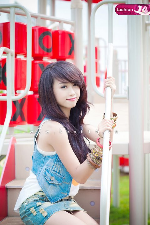 Nụ cười mỉm xinh xắn với style thời trang áo gile jeans và váy jeans bụi bặm. Nụ cười mỉm xinh xắn với style thời trang áo gile jeans và váy jeans bụi bặm.