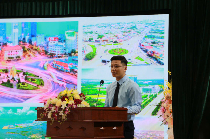 Thạc sĩ, Bác sĩ Nguyễn Quốc Huy - Trưởng phòng Quản lý Đào tạo và Đảm bảo chất lượng (Trường Cao đẳng Y tế Đồng Nai) tham luận tại hội thảo (Ảnh: LT) GDVN_thac-si-huy.jpg