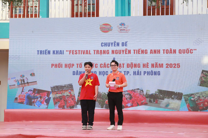 Học sinh nhà trường giao lưu với nhân vật Trạng nguyên tiếng Anh toàn quốc (Ảnh: LT) GDVN_thcs-tran-phú-1.jpg