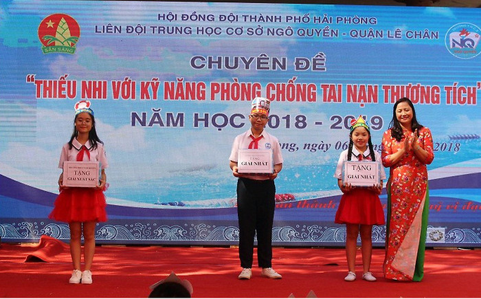 Lãnh đạo Trường Trung học cơ sở Ngô Quyền trao giải các đội thi (Ảnh: CTV) Lãnh đạo Trường Trung học cơ sở Ngô Quyền trao giải các đội thi (Ảnh: CTV)