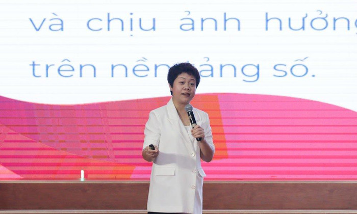 Chuyên gia Chu Thị Cẩm Thơ - Trưởng ban nghiên cứu đánh giá giáo dục, Viện khoa học giáo dục Việt Nam chia sẻ tại hội thảo (Ảnh: LT)