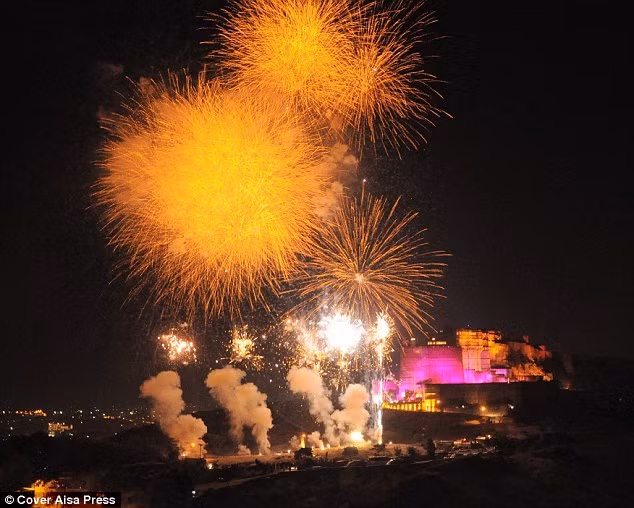 Đêm 6/11 người ta đã thấy pháo đài lịch sử này rực lên ánh đèn với tông vàng và hồng cùng pháo hoa ngợp trời. Tại bữa tiệc này, nữ ca sĩ Diana Ross đã được trả 500.000 bảng Anh (gần 800.000 USD) để hát mừng sinh nhật tỷ phú người Nga tại sân của pháo đài là Zenana.