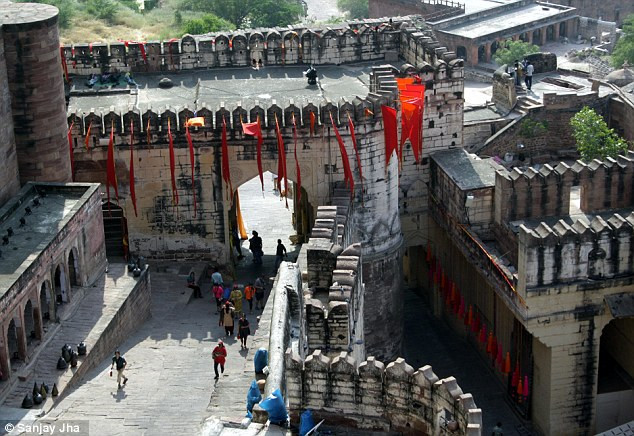 Không gian của bữa tiệc được thiết kế theo phong cách kiến trúc cổ Rajasthani của người Ấn, sảnh chính được trang trí với tông màu sáng... Không gian của bữa tiệc được thiết kế theo phong cách kiến trúc cổ Rajasthani của người Ấn, sảnh chính được trang trí với tông màu sáng...