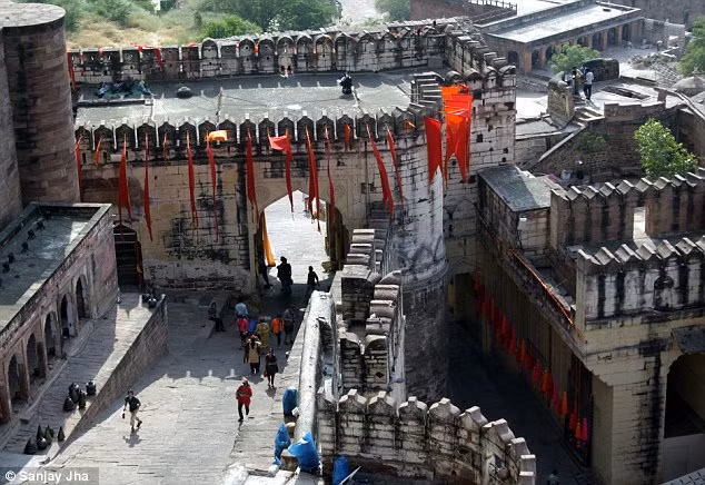 Không gian của bữa tiệc được thiết kế theo phong cách kiến trúc cổ Rajasthani của người Ấn, sảnh chính được trang trí với tông màu sáng...