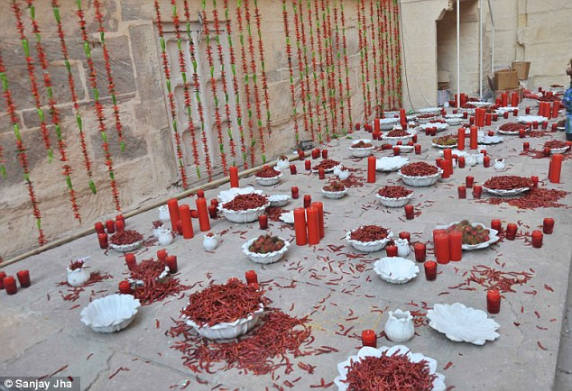 Naomi Campell cũng cố gắng trang trí cho không gian buổi tiệc sinh nhật theo phong cách truyền thống Rajasthani của người dân địa phương. Naomi Campell cũng cố gắng trang trí cho không gian buổi tiệc sinh nhật theo phong cách truyền thống Rajasthani của người dân địa phương.