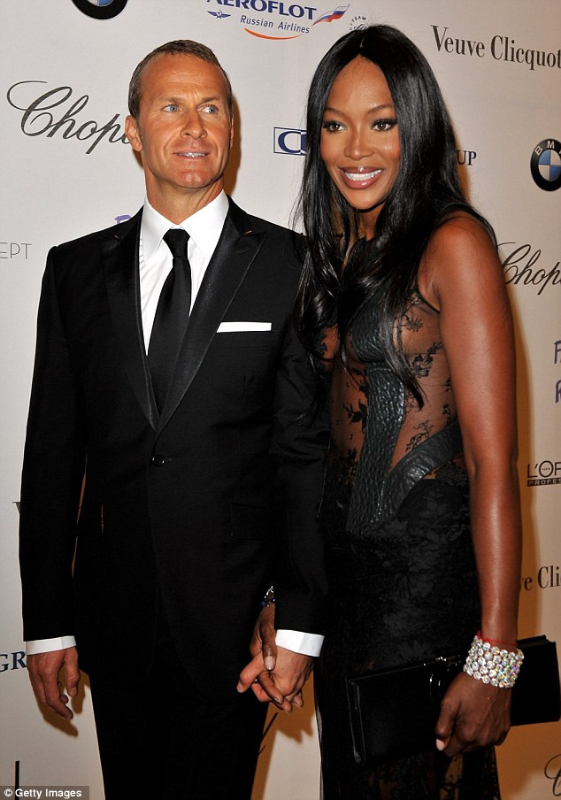 Cặp đôi Naomi Campell và tỷ phú Nga Vladimir Doronin hẹn hò từ năm 2008 và từng nổi danh với những bữa tiệc xa hoa, lộng lẫy và tốn kém nhất làng giải trí thế giới. Tỷ phú Vladimir từng chi bộn tiền cho buổi tiệc sinh nhật hoành tráng lần thứ 40 của Naomi tại vùng bờ biển Riviera của Pháp năm 2010. Cặp đôi Naomi Campell và tỷ phú Nga Vladimir Doronin hẹn hò từ năm 2008 và từng nổi danh với những bữa tiệc xa hoa, lộng lẫy và tốn kém nhất làng giải trí thế giới. Tỷ phú Vladimir từng chi bộn tiền cho buổi tiệc sinh nhật hoành tráng lần thứ 40 của Naomi tại vùng bờ biển Riviera của Pháp năm 2010.