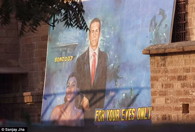 Một bức chân dung lớn với hình của tỷ phú Vladimir trong trang phục điệp viên 007 bên cạnh người tình nóng bỏng Naomi, kèm theo dòng tựa đề “For Your Eyes Only”. Bức hình này được treo trang trọng ở gian chính, nơi diễn ra bữa tiệc hoành tráng.