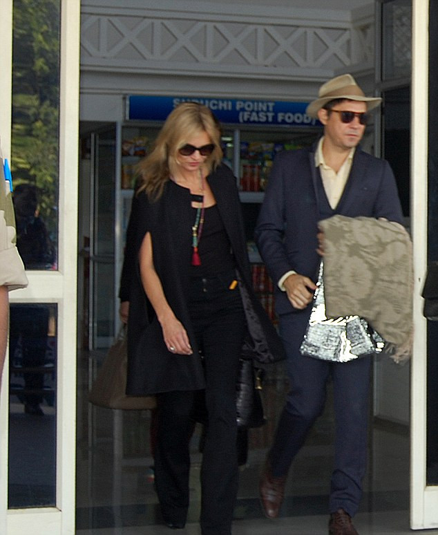 Khách mời cũng là những nhân vật VIP trong làng giải trí như cặp vợ chồng siêu mẫu Kate Moss và Jamice Hince, Bob Geldof, Sarah Ferguson và Dianan Ross. Họ sẽ được tiếp đón trong một không gian của buổi tiệc hào nhoáng và sa hoa nhất từ trước tới giờ. Khách mời cũng là những nhân vật VIP trong làng giải trí như cặp vợ chồng siêu mẫu Kate Moss và Jamice Hince, Bob Geldof, Sarah Ferguson và Dianan Ross. Họ sẽ được tiếp đón trong một không gian của buổi tiệc hào nhoáng và sa hoa nhất từ trước tới giờ.