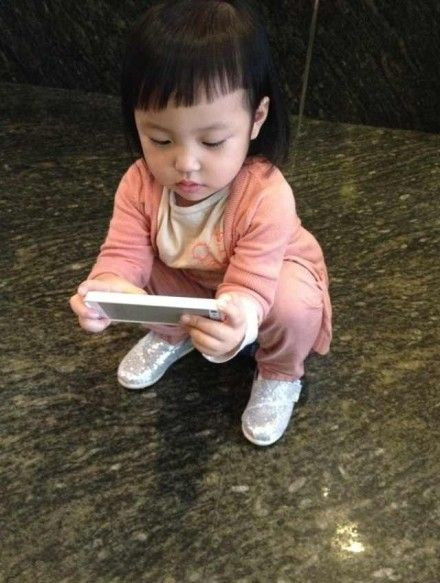 Bé Tiểu Tứ Nguyệt vốn là người xuất hiện nhiều nhất trên blog cá nhân của cha mẹ cô. Bé Tiểu Tứ Nguyệt vốn là người xuất hiện nhiều nhất trên blog cá nhân của cha mẹ cô.