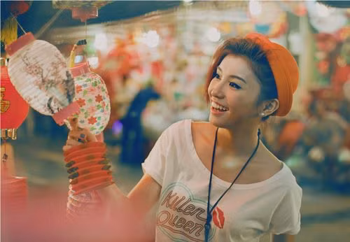 Tiêu Châu Như Quỳnh chia sẻ: "Ngày nhỏ, hễ sắp đến rằm trung thu là Quỳnh lại háo hức đón chờ được đi rước đèn lồng cùng chúng bạn... Tiêu Châu Như Quỳnh chia sẻ: "Ngày nhỏ, hễ sắp đến rằm trung thu là Quỳnh lại háo hức đón chờ được đi rước đèn lồng cùng chúng bạn...