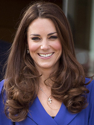 Trong buổi sáng, Kate một mình đến trụ sở phòng tiếp tân phụ nữ ở Trung tâm sức khỏe cộng đồng Nam Thái Bình Dương trên đảo.