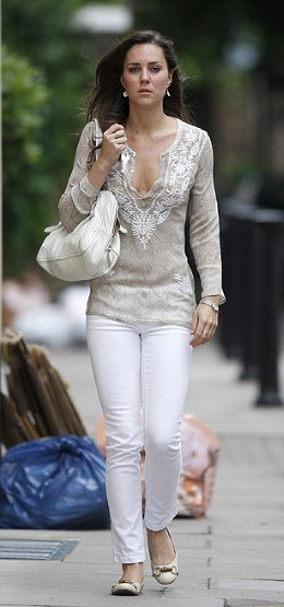 9 người phụ nữ trong trang phục truyền thống đứng dưới nước thực hiện nghi lễ té nước truyền thống.