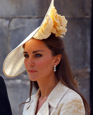 Cả hai vợ chồng nhập gia tùy tục khi cùng bỏ giày đi chân đất như những người dân bản địa ở đây.