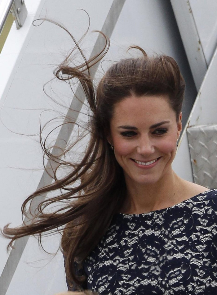 Căm chòi có đánh số 1 sẽ là nơi nghỉ ngơi của hai người và được thiết đãi với loại rượu sâm - panh hảo hạng trong một không gian rộng có nhà tắm và thậm chí, một không gian tắm ngoài trời khoáng đạt đủ để cho 2 người tận hưởng hạnh phúc. May mắn là nhà chức trách đã sắp xếp chỗ ở này với sự bao bọc của những bụi tre phía sau sẽ giúp cho hai người cảm thấy riêng tư và kín đáo hơn.