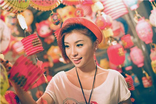 Khi đi dạo phố, Như Quỳnh đã chọn cho mình được một chiếc đèn Trung thu ưng ý. Sắp tới đi từ thiện...