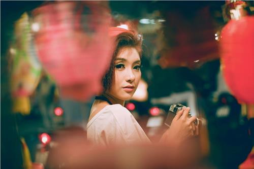 và bây giờ cũng vậy. Nhưng đi dạo khắp một vòng quanh phố mới thấy đèn lồng thuần Việt sao ít quá, quanh đi quẩn lại cũng chỉ toàn loại ngoại nhập".