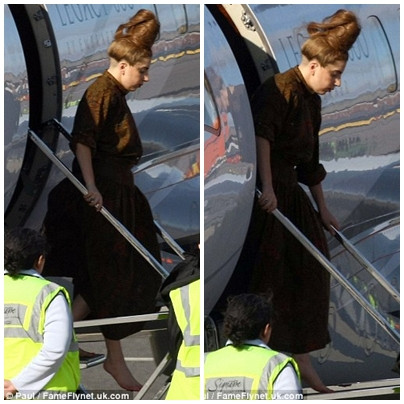 Trái với sự xuất hiện lộng lẫy và gây chú ý tại buổi trình diễn trên, hình ảnh Lady Gaga lúc ở sân bay thật kém “hấp dẫn” khi cô mới bay từ New York tới. Diện trang phục áo khá đơn giản màu sô cô la với điểm nhấn là búi tóc cao. Ảnh. FameFlynet.