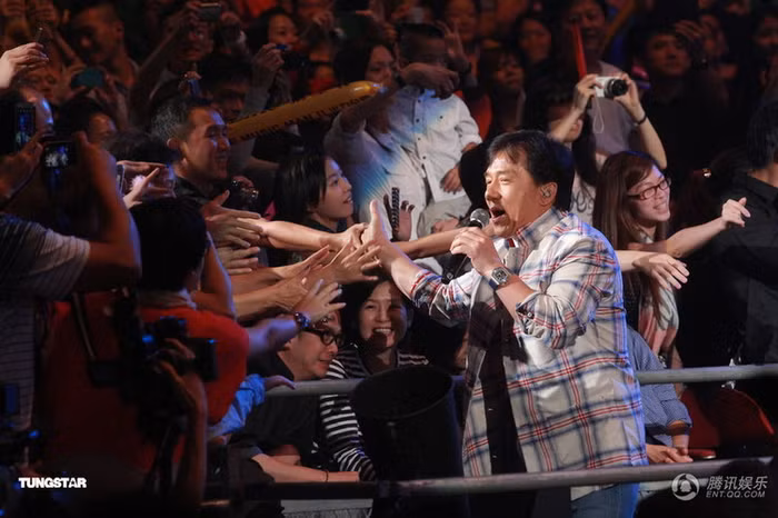 Thành Long cao hứng hát và giao lưu cùng người hâm mộ có mặt tại sân vận động Hồng Kông.