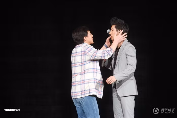 Khách mời của đêm diễn là vua hài kung fu Thành Long, hai nghệ sĩ nổi danh của làng giải trí Hoa ngữ tay bắt mặt mừng và cùng song ca với nhau.