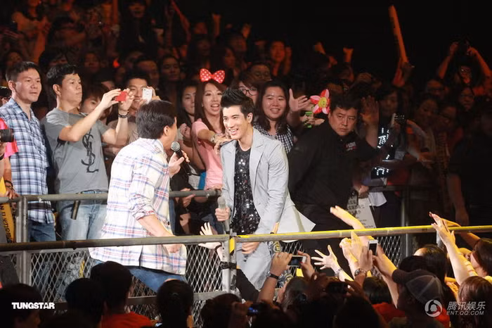 Hai nghệ sĩ vui vẻ giao lưu trong tiếng reo hò của đông đảo người hâm mộ trong đêm diễn của Lee Hom.