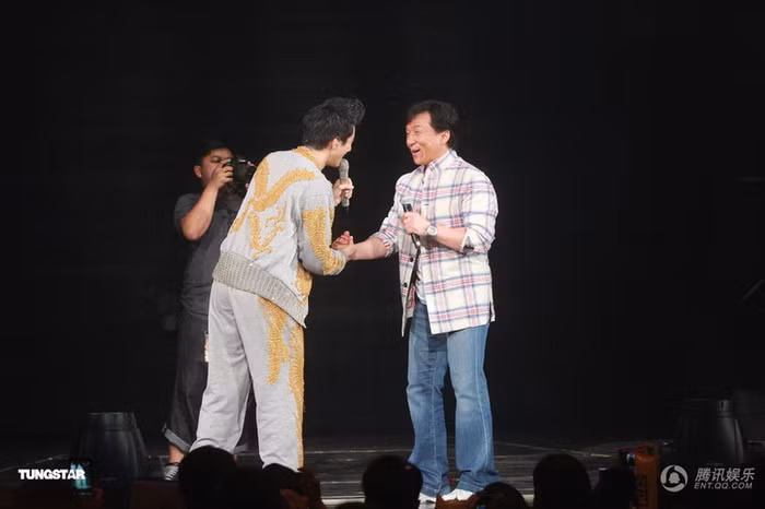 Sau tour lưu diễn “Hỏa lực toàn khai” vòng quanh thế giới, nam ca sĩ Vương Lực Hoành đã có liveshow tại xứ cảng thơm trong sự hân hoan chờ đón của khán giả quê nhà cũng như sự phấn khích của người hâm mộ dành cho nam ca sĩ đa tài Lee Hom.