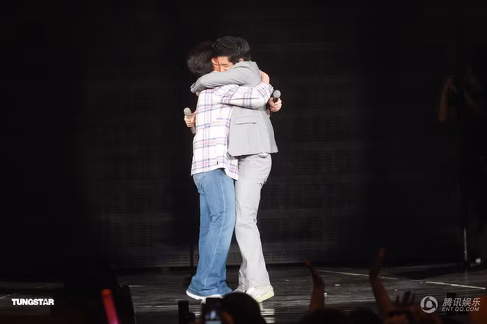 Cái ôm chặt và tình cảm mà Thành Long và Vương Lực Hoành dành cho nhau như lời tri ân mà Lee Hom muốn gửi đến đàn anh đã bỏ thời gian đến góp vui cho đêm diễn của anh.