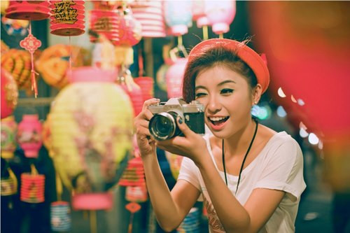 ...rồi trở về nhà phá cỗ cùng gia đình". Cô cũng cho biết: "Ngày đó, em thích nhất là đèn ông sao...