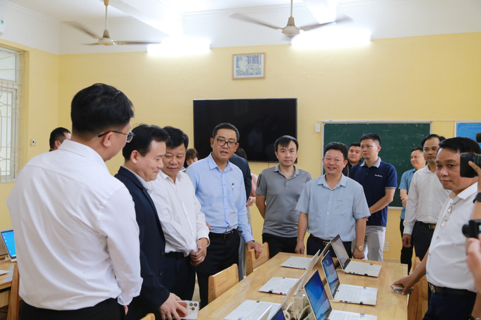 Các đại biểu tham quan phòng máy tính được Tập đoàn LG tài trợ cho trường Trung học phổ thông Lê Quý Đôn (Ảnh: Lã Tiến) GDVN_tiep-nhan-may-tinh-3.jpg