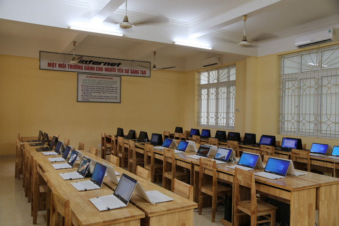 Phòng máy tính của Trường Trung học phổ thông Lê Quý Đôn (Ảnh: Lã Tiến) GDVN_tiep-nhan-may-tinh-2.jpg