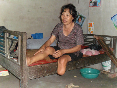 Với đôi mắt mờ lòa, chân tàn tật, mắc căn bệnh tiểu đường. Hằng ngày bà chỉ còn biết trông cậy vào sự giúp đỡ của hàng xóm láng giềng để có được bữa rau, bữa cháo qua ngày.. Với đôi mắt mờ lòa, chân tàn tật, mắc căn bệnh tiểu đường. Hằng ngày bà chỉ còn biết trông cậy vào sự giúp đỡ của hàng xóm láng giềng để có được bữa rau, bữa cháo qua ngày..