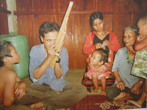 Anh Côn Hắt (dân tộc Tà Ôi) thổi khèn cho cả gia đình nghe.