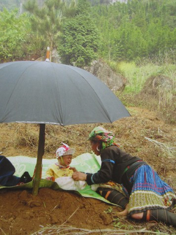 Nếu không có người chăm nom, các em nhỏ thường theo bố mẹ lên nương rấy, ra đồng làm việc, vui chơi.