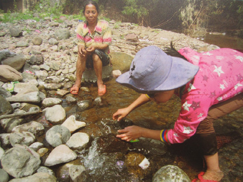 Ra suối mò cua, bắt cá cùng bà.