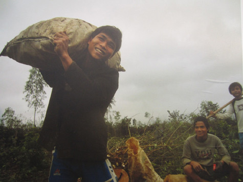 Bạn Hồ Văn Diệp cùng bạn bè thu hoạch sắn trên cánh đồng Làng Cát, thị trấn KrôngKlang.