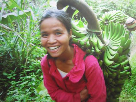 Bạn Hồ Thị Đôi gùi chuối ra chợ. Một gùi chuối bán được khoảng 150 ngàn đồng.