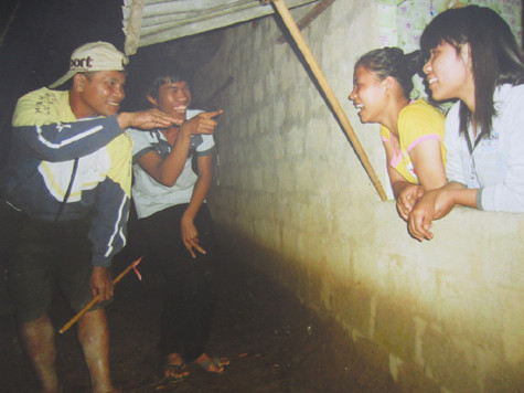 Đến tuổi lập gia đình, thanh niên nam nữ có thể hẹn hò nhau. Tuy nhiên, người con trai sẽ phải trả một chút tiền cho gia đình để được dẫn cô gái ra ngoài đi chơi.