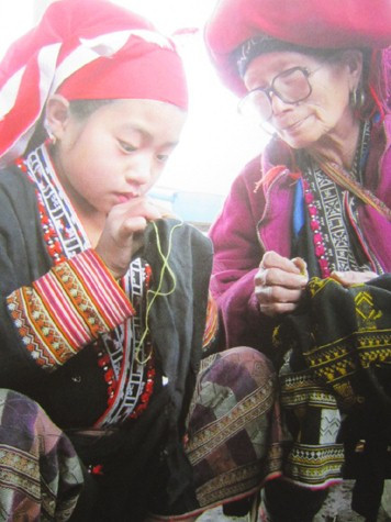 Mấy bé gái thì hứng thú với việc thêu thùa hơn. Bà dạy cháu, chị lớn dạy em nhỏ, đứa biết nhều dạy đứa biết ít hoặc chưa biết.